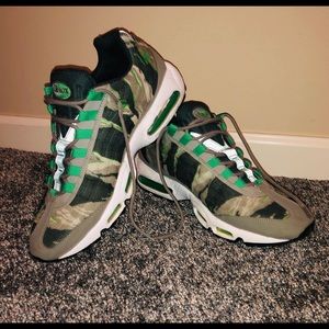 Size 11 — NIKE Air MAX 95 PREMIUM TAPE CAMO GREEN
